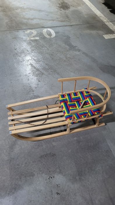 Sanki drewniane z oparciem