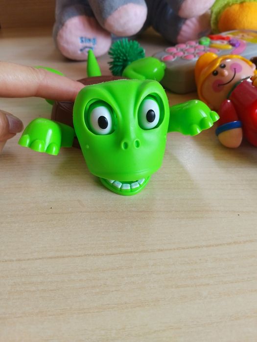 Игрушки музыкальные, развивающие.
