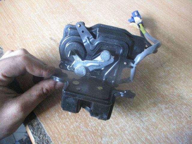 Fechadura / fecho da mala TOYOTA Avensis Wagon (_T25_)