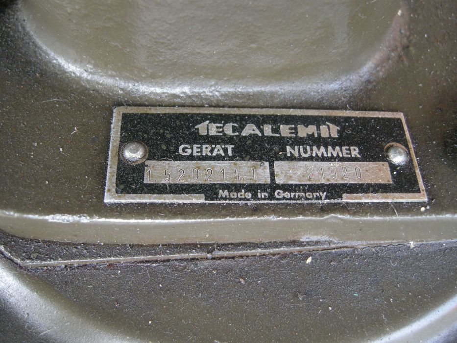 Pojemnik z pompą do wymiany oleju w skrzyni i moście