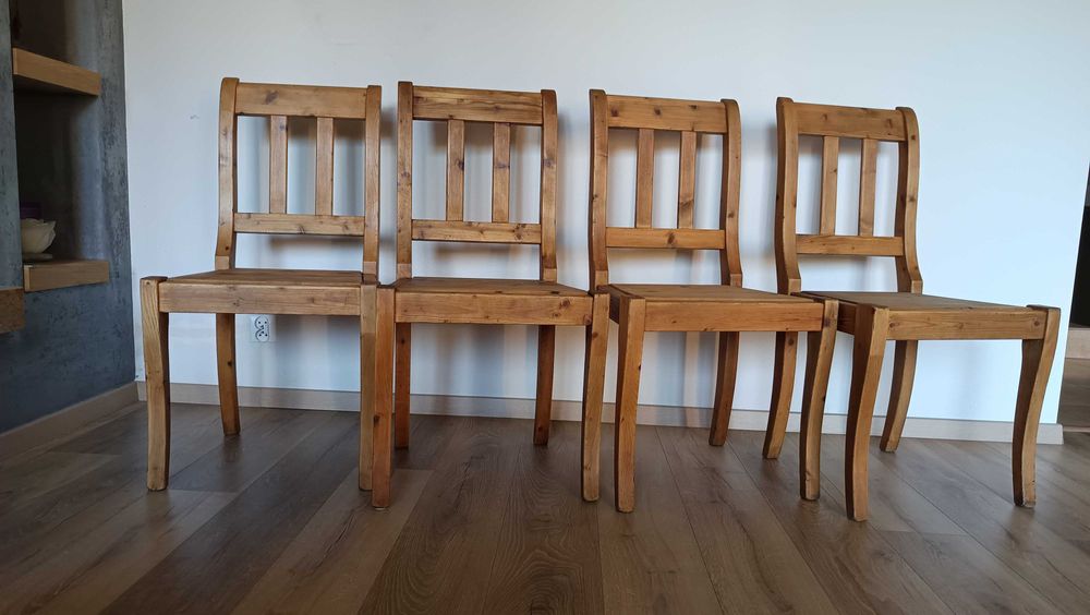 Komplet 4 krzeseł drewnianych.