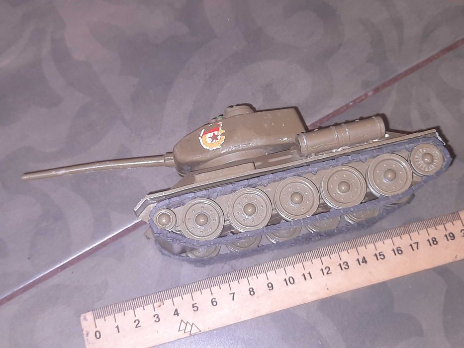 Іграшка танк Т-34 родом з СРСР