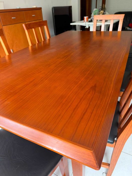 Mesa de jantar em madeira com 6 cadeiras