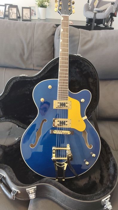 Vendo guitarra FAME com case incluso.