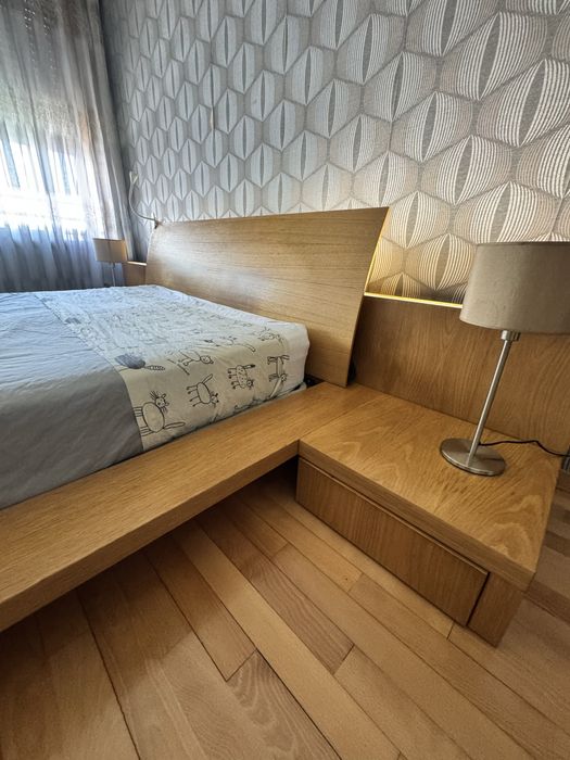 Mobilia de quarto (cama  e mesas cabeceira integradas) com luz
