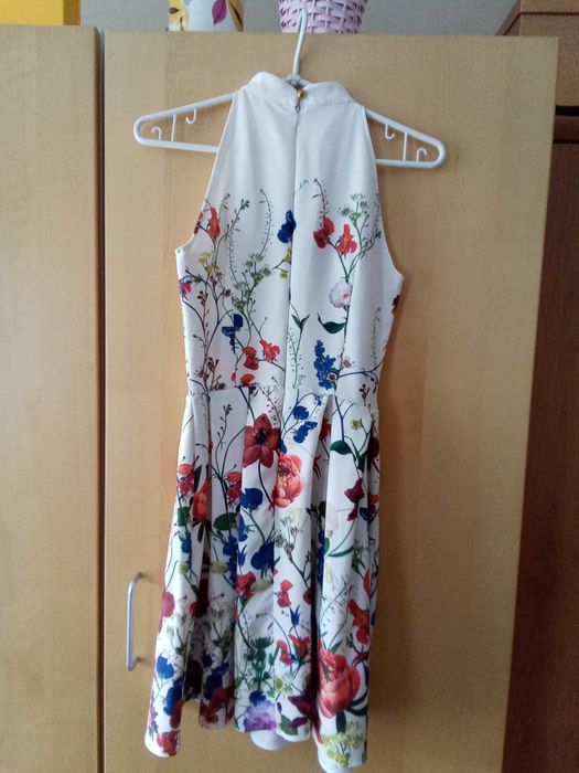 Sukienka w kwiaty ze stójką - na przyjęcie rozm s.