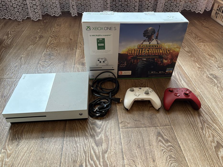 Xbox One S 1TB, 2 геймпади, повний комплект