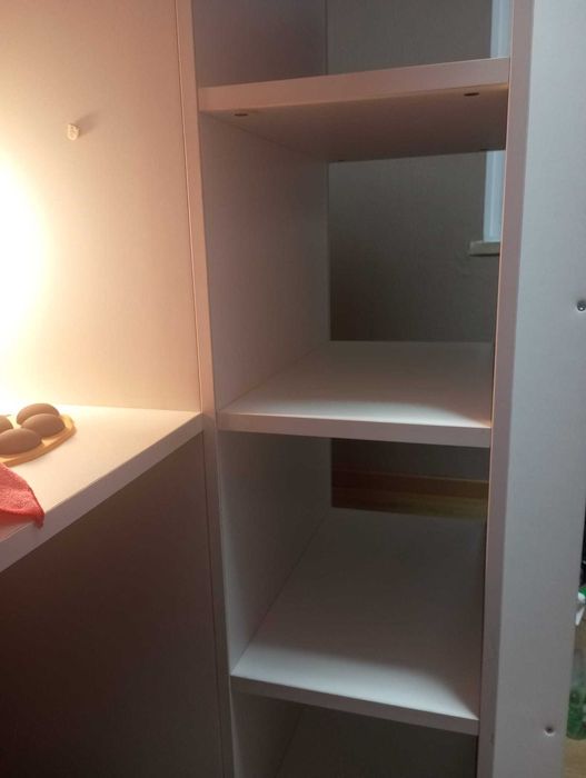 Beliche IKEA com secretária e roupeiro.