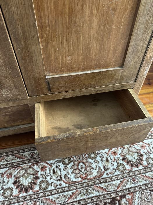 Дубова шафа ручної роботи