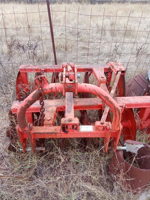 Trator Massey Ferguson, charrua, escarificador, grade e caixa
