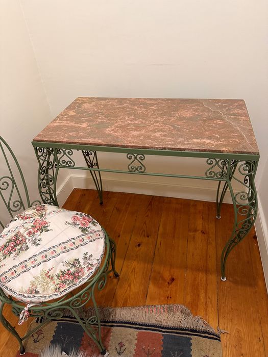 Mesa, cadeira e espelho antigos