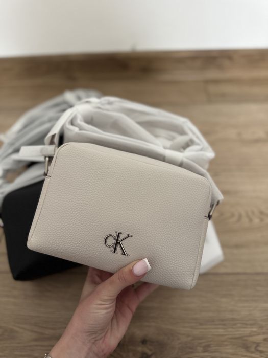 Кросбоді Calvin Klein молочна і чорна