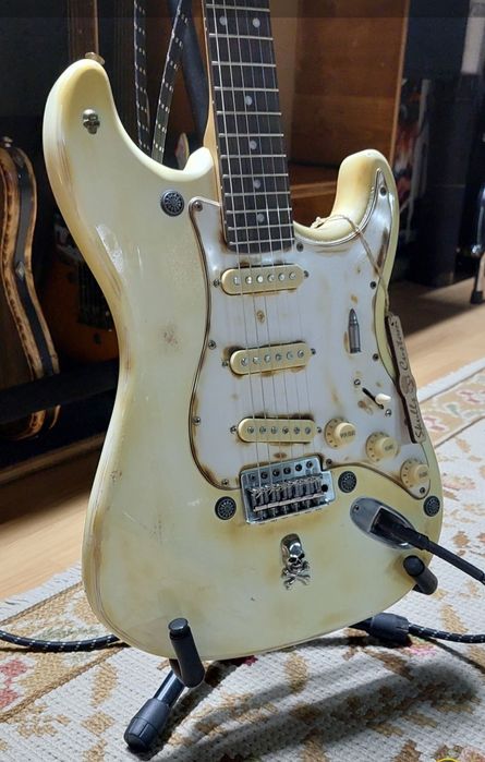 Vendo guitarra personalizada peça única com o tema Los Angeles.