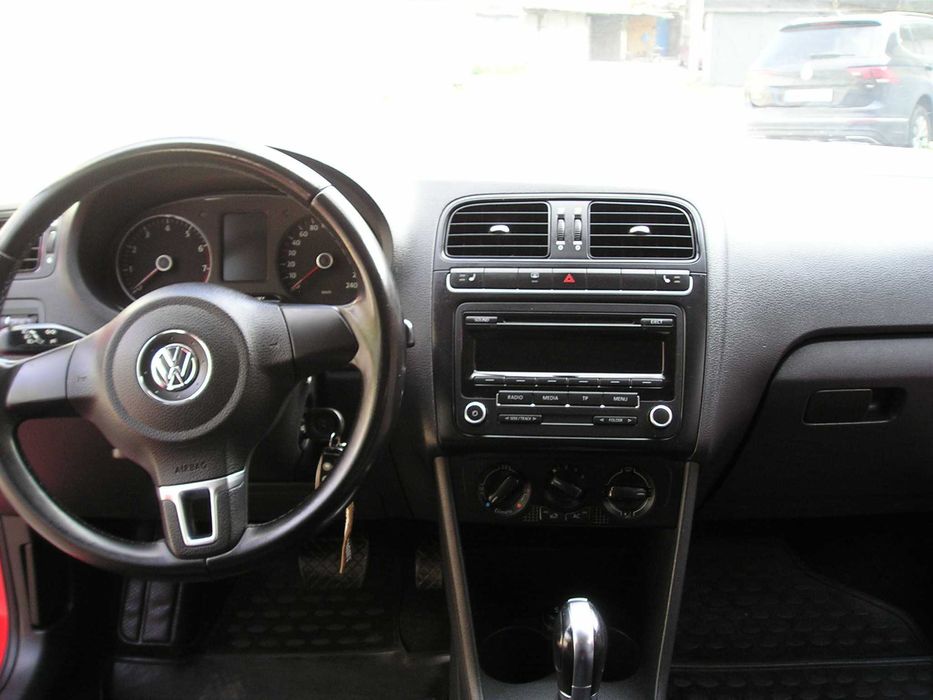 Volkswagen  Polo   Automat   2011г.  80т. км  Как  новый.  Макс.  комп