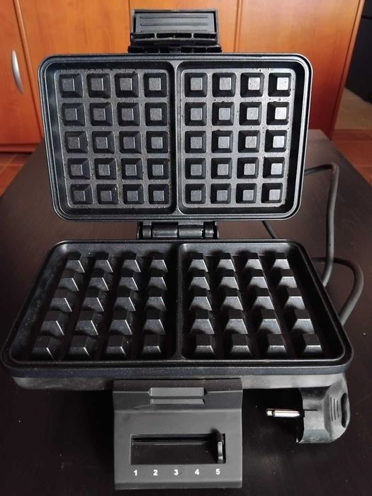 Máquina Waffles Silvercrest 1000W com livro receitas e manual em caixa