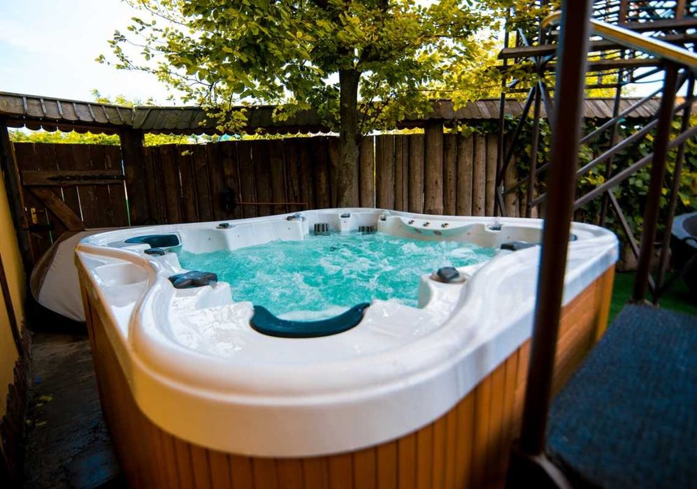 Аренда дома с Бассейном Горкой Джакузи и Бильярдом .