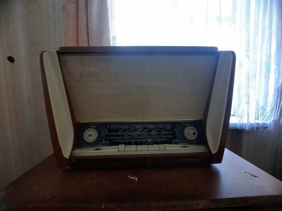 Продам радіолу Латвія