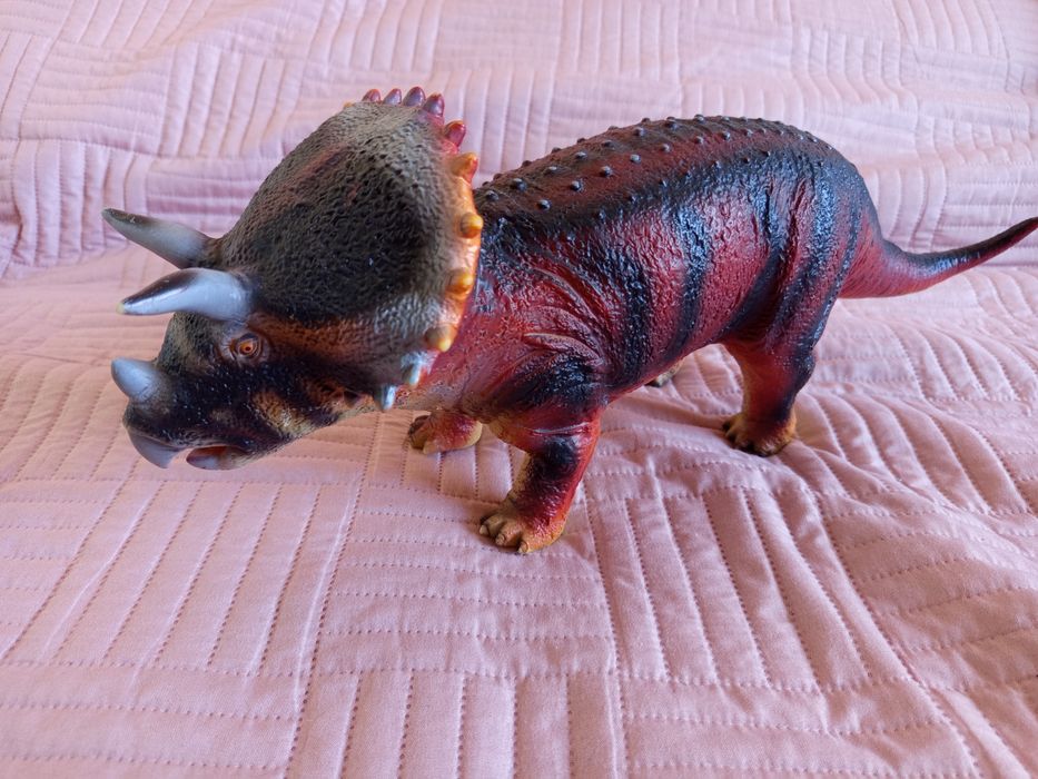 Duży dinozaur stan bardzo dobry