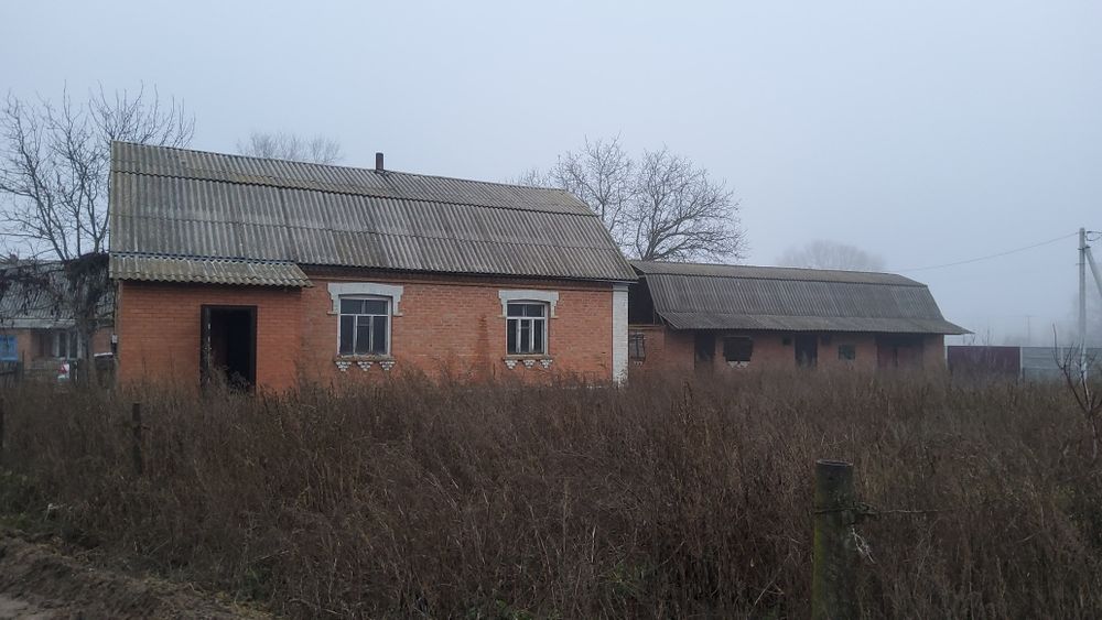 Продається будинок. м. Турбів. Ділянка-12с. Господарські будівлі.
