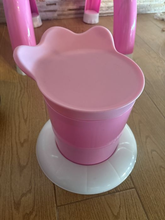 Mesa e cadeira Hello Kitty