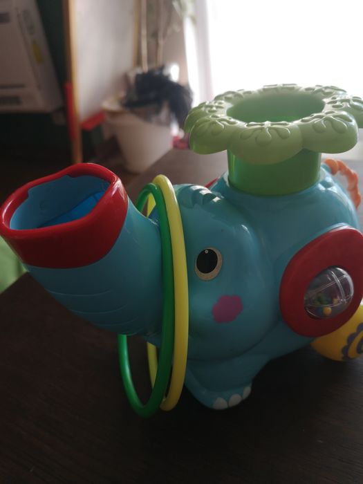 Słonik z piłką wesoła zabawa