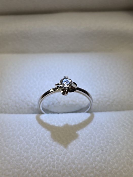 Каблучка з діамантом, біле золото