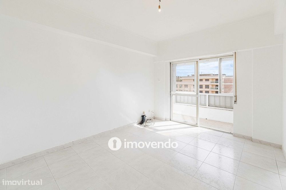 Apartamento T2 com áreas amplas, em Odivelas