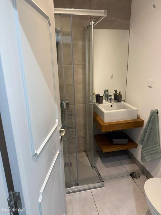 Quarto - localizado em Santos Lisbon