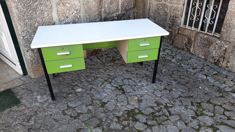 Secretária com gavetas. Em aluminio