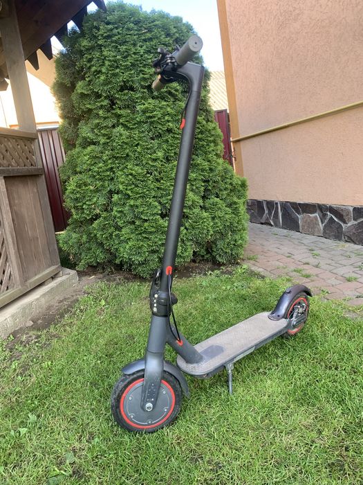 Продам  самокат Xiaomi Mi Electric Scooter  PRO 4