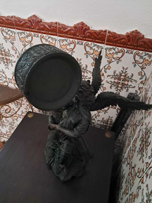 estatueta com relogio