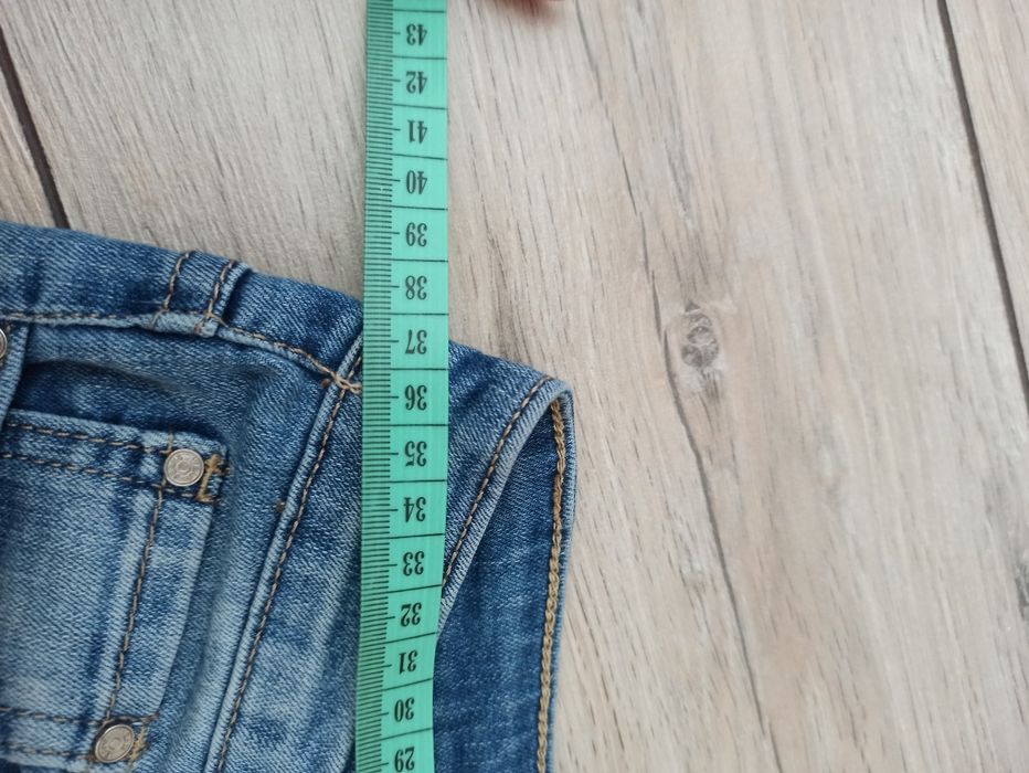 Jeansy z dziurami
