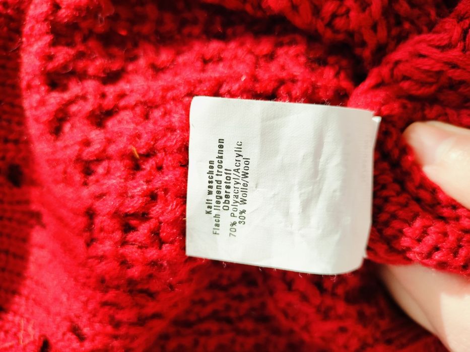 Czerwony sweter z domieszką wełny