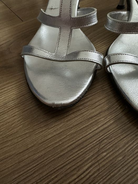 Buty na obcasie wykonane ze skóry