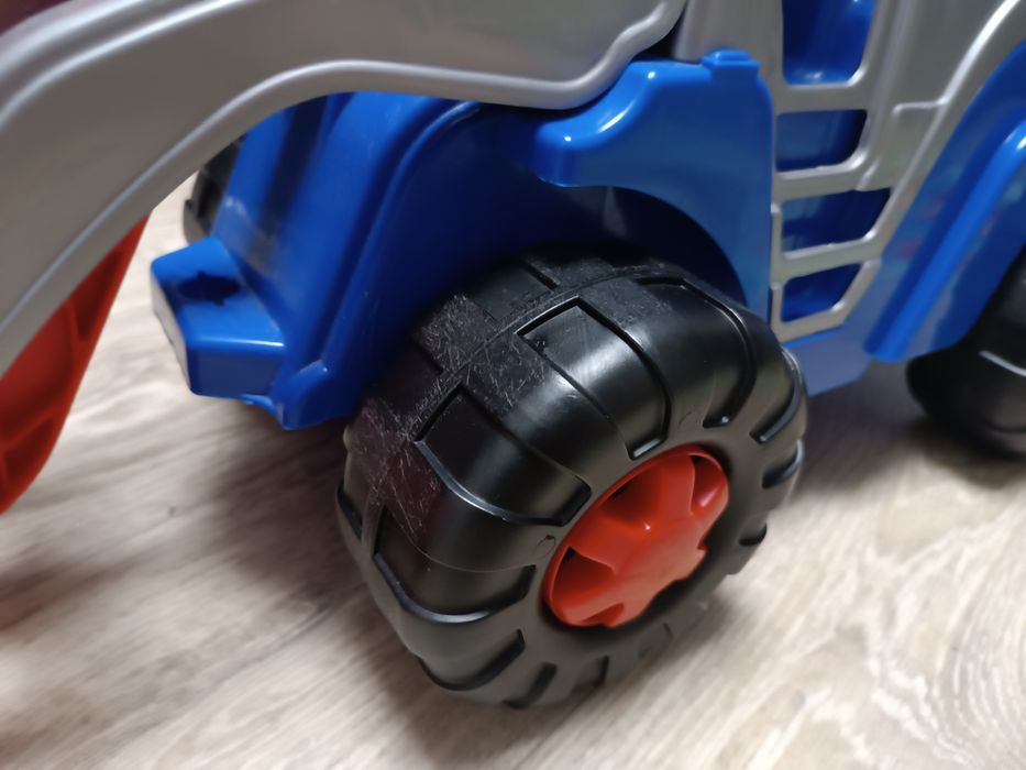 Продам большой трактор толокар