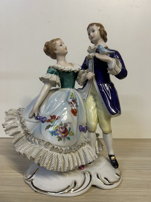 Porcelanowa figurka – para w strojach z epoki nr.9454