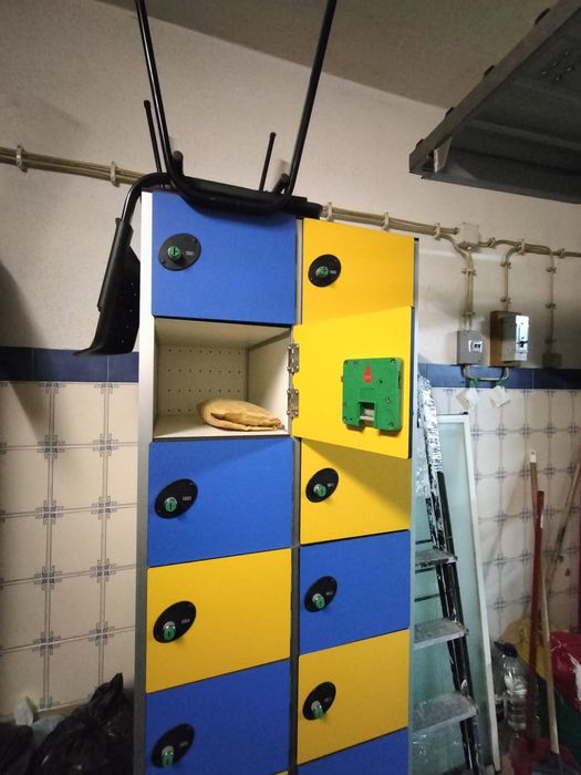 Móvel com cacifos de duas cores