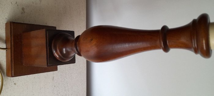 Candeeiro de mesa em madeira nobre