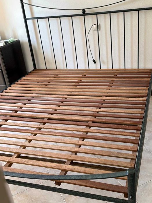 Cama e mesas de cabeceira