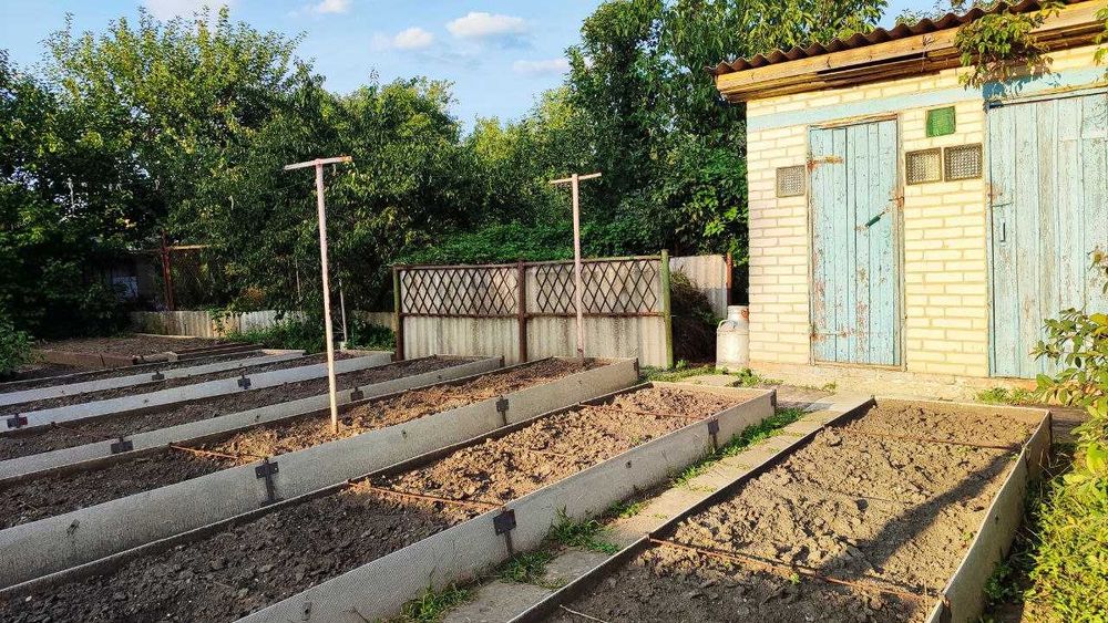 Продам цегляний будинок у центрі Дергачів з частковим ремонтом.