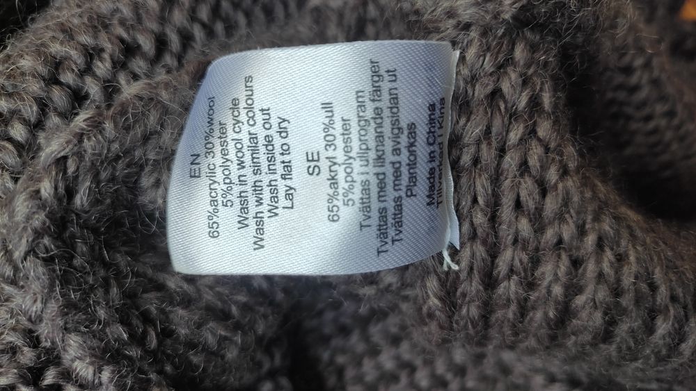 Krótki ciepły sweter niezapinany z wełną