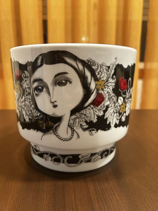 Vaso / Cachepot Vista Alegre – Coleção "Rainhas de Portugal" (D. Estefânia)