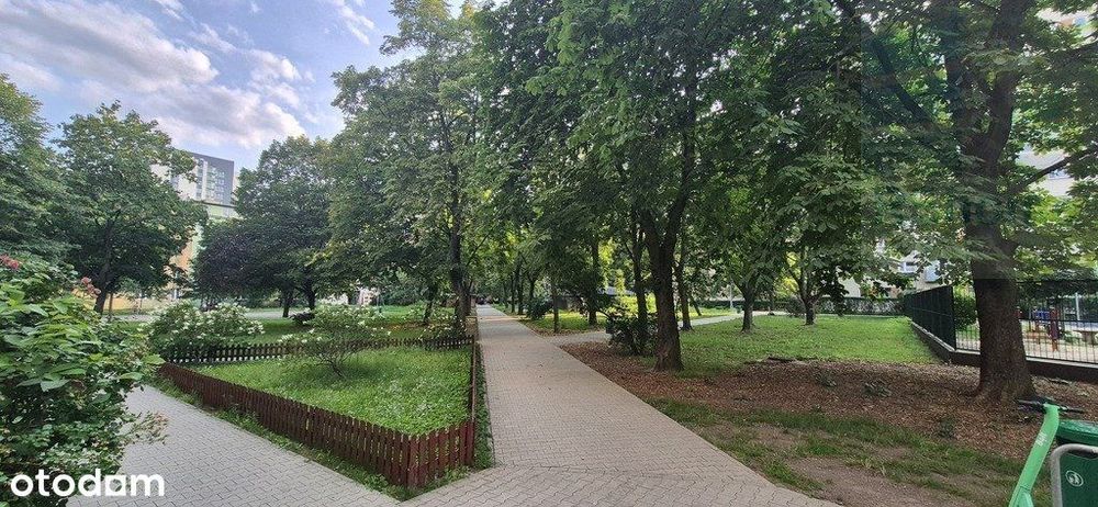 Bardzo ustawne, wygodny rozkład, parking