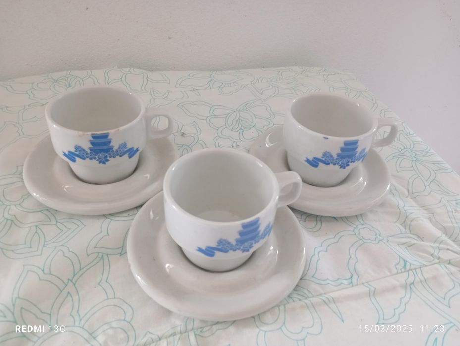 Conjunto de três chávenas  de chá antigas