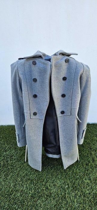 Casaco comprido cinzento em bom estado de cor cinzento.