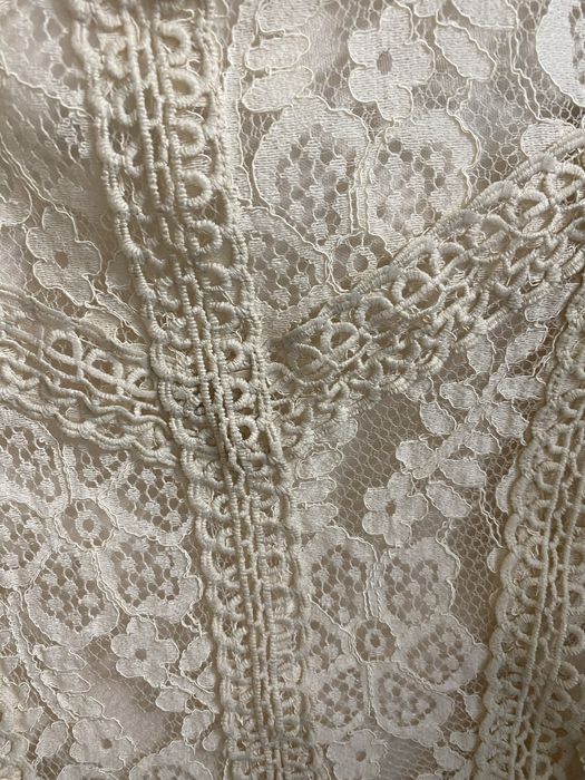 Piekna koronkowa bluzka bezowa