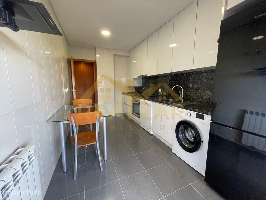 Apartamento T2 Mobilado com Box de Estacionamento em Localização Pr...