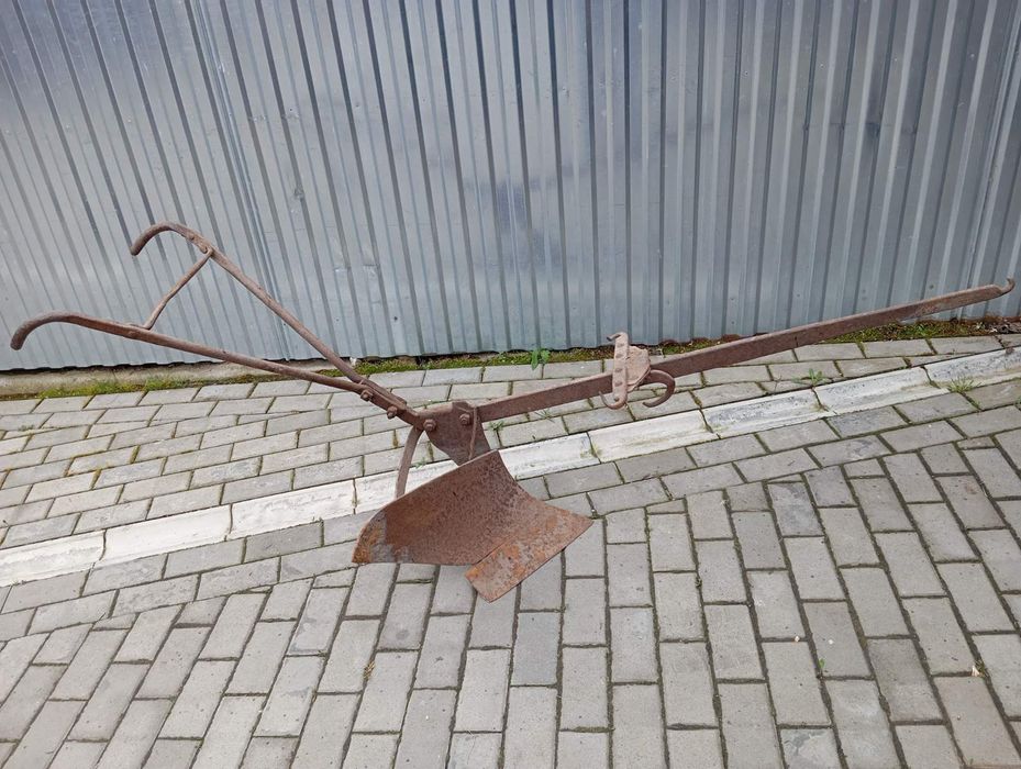 Кінний плуг для обробки землі