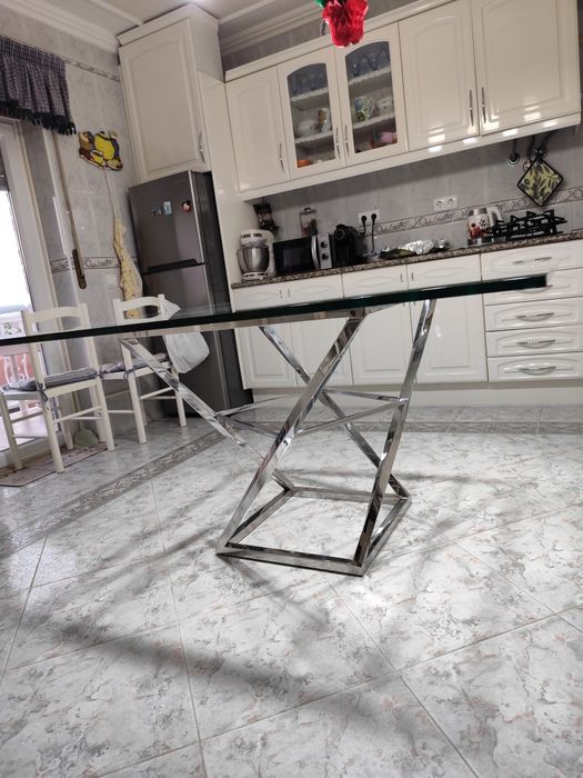Mesa de Refeição Design Moderno -Vidro Temperado e Pé Metálico Cromado