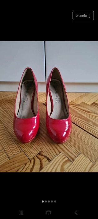 Czerwone lakierowane szpilki